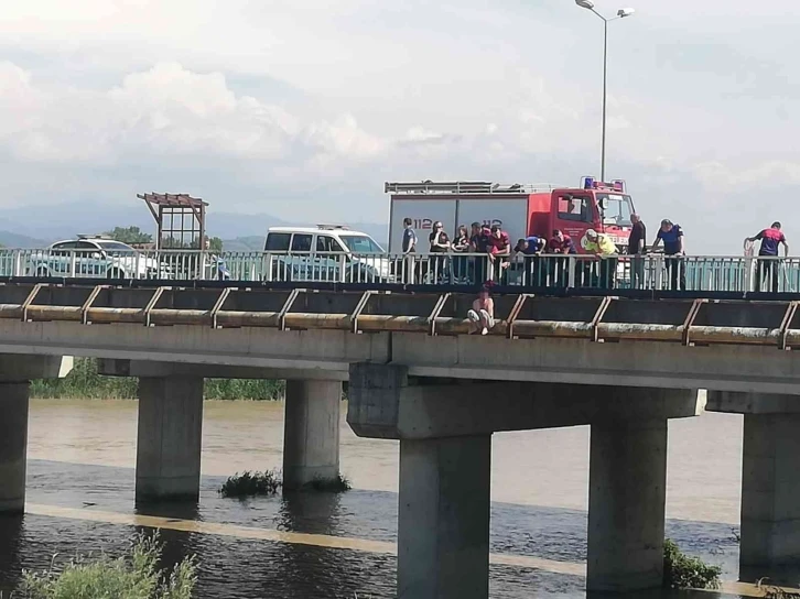 Korku dolu bakışlar arasında kendini köprüden aşağıya bıraktı
