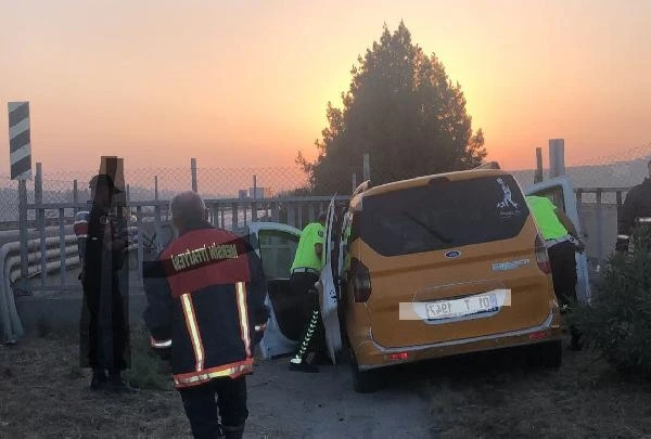 Korkuluklara çarpan taksinin şoförü, öldü