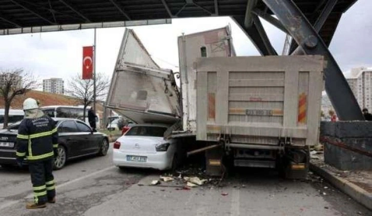 Korkunç kaza: TIR dorsesi otomobilin üzerine devrildi!