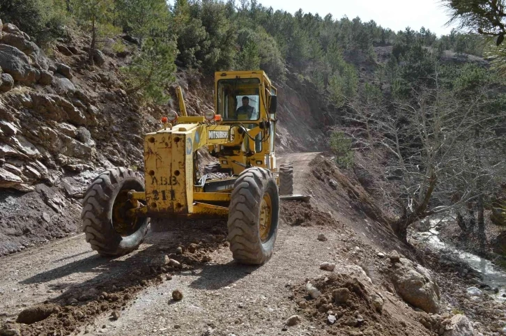 Korkuteli’de yayla yollarına bakım
