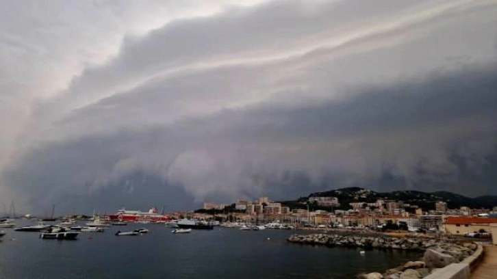 Korsika Adası'ndaki fırtınada 6 kişi öldü