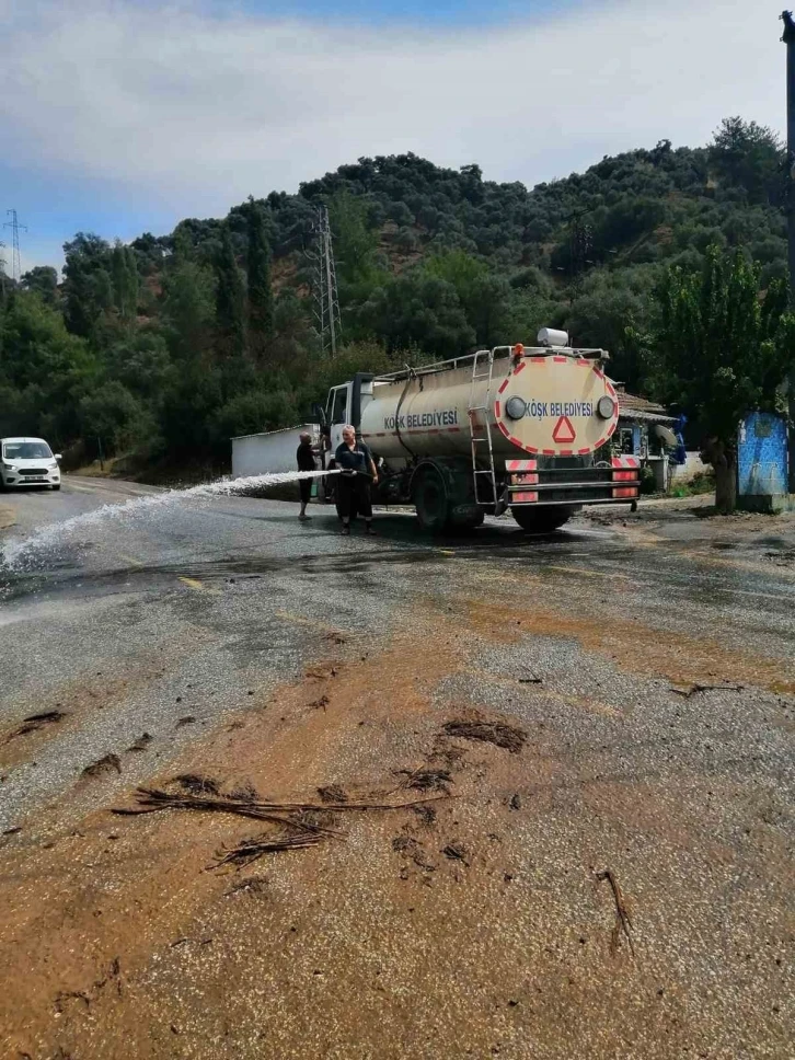 Köşk’te selden kapanan yollar temizlendi, mahallelerde temizlik çalışmaları devam ediyor
