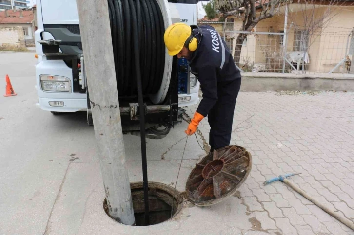 KOSKİ taşkın riskine karşı kombine araçlarla kanal temizliği yapıyor
