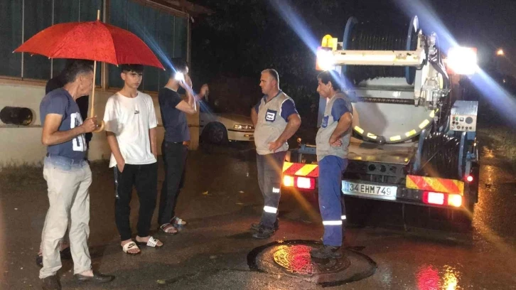 Kötü koku ekipleri harekete geçirdi, kanalizasyonda tıkanma olduğu ortaya çıktı
