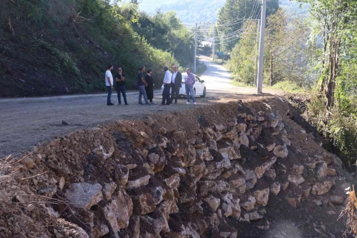 Köy yollarında düzenlemeler devam ediyor
