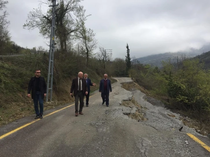 Köy yolu heyelan nedeniyle çöktü
