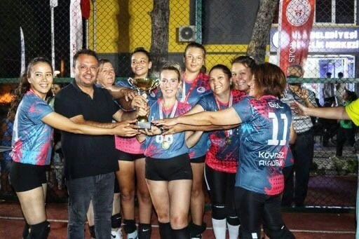 Köyceğiz’in kadın voleybol takımı katıldığı şampiyonada birinci oldu
