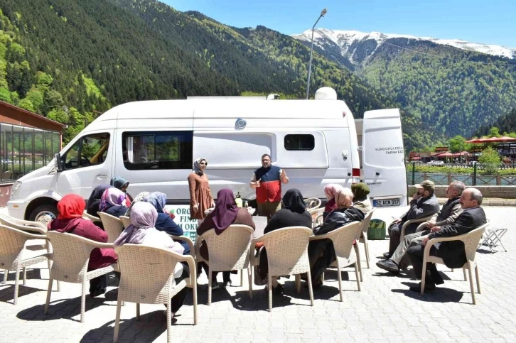 Köyleri gezerek üretici kadınlara organik tarım eğitimi veriyor
