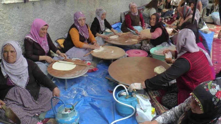 Köylerindeki okul için gözleme yaptılar
