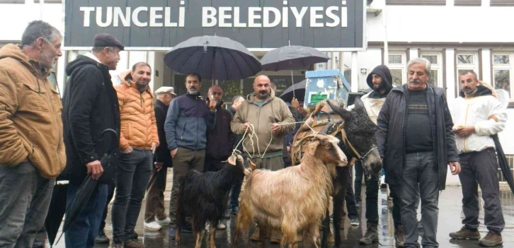 Köylüler belediye önüne eşek, keçi ve arılar ile gelip tepki gösterdi
