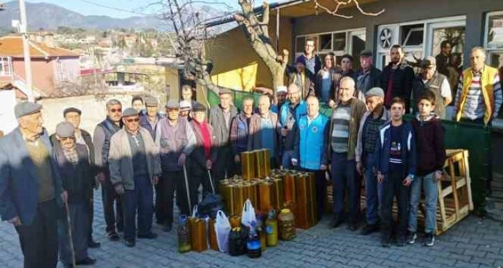 Köylülerden depremzedelere zeytinyağı, turşu ve zeytin yardımı