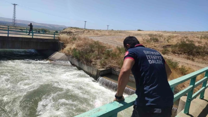 Koyunu kurtarmak isteyen çoban akıntıya kapıldı
