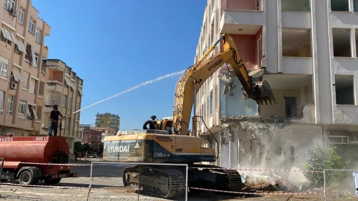 Kozan’da ağır hasarlı binaların yıkımına 18 ay sonra başlandı
