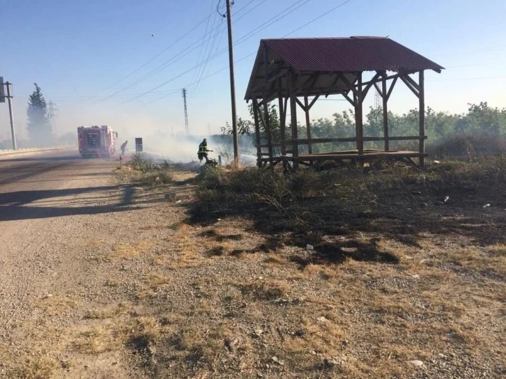 Kozan’da otluk alandaki yangın bahçelere sıçramadan söndürüldü
