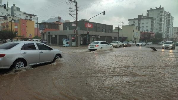 Kozan'da sağanak; dereler taştı, yollar göle döndü