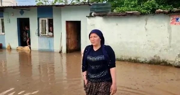 Kozan'da sağanak ve dolu günlük yaşamı olumsuz etkiledi