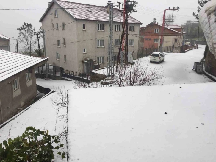 Kozlu’ya mevsimin ilk kar yağışı başladı
