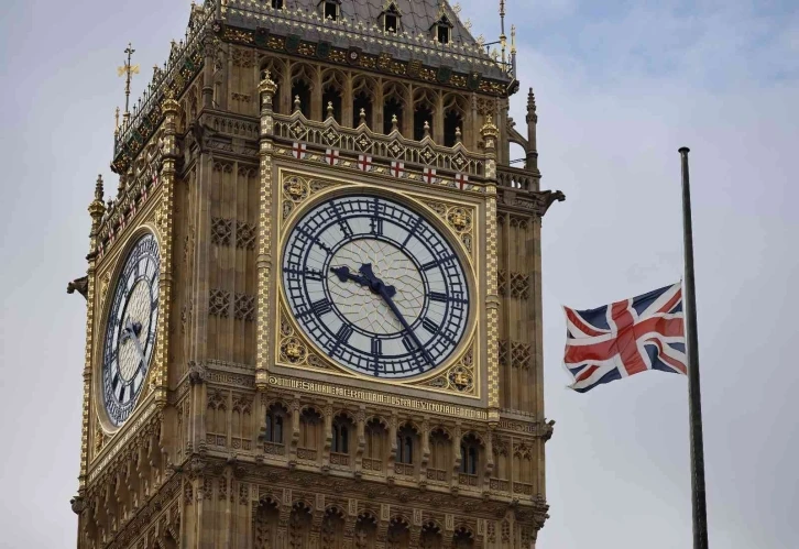 Kraliçe Elizabeth için yapılan saygı duruşu sırasında çanları çalmayan Big Ben’e soruşturma
