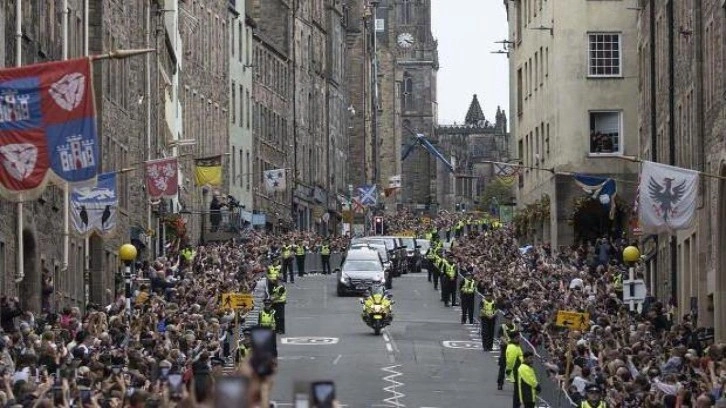 Kraliçe Elizabeth'in cenazesi İskoçya'nın başkenti Edinburgh'a götürüldü