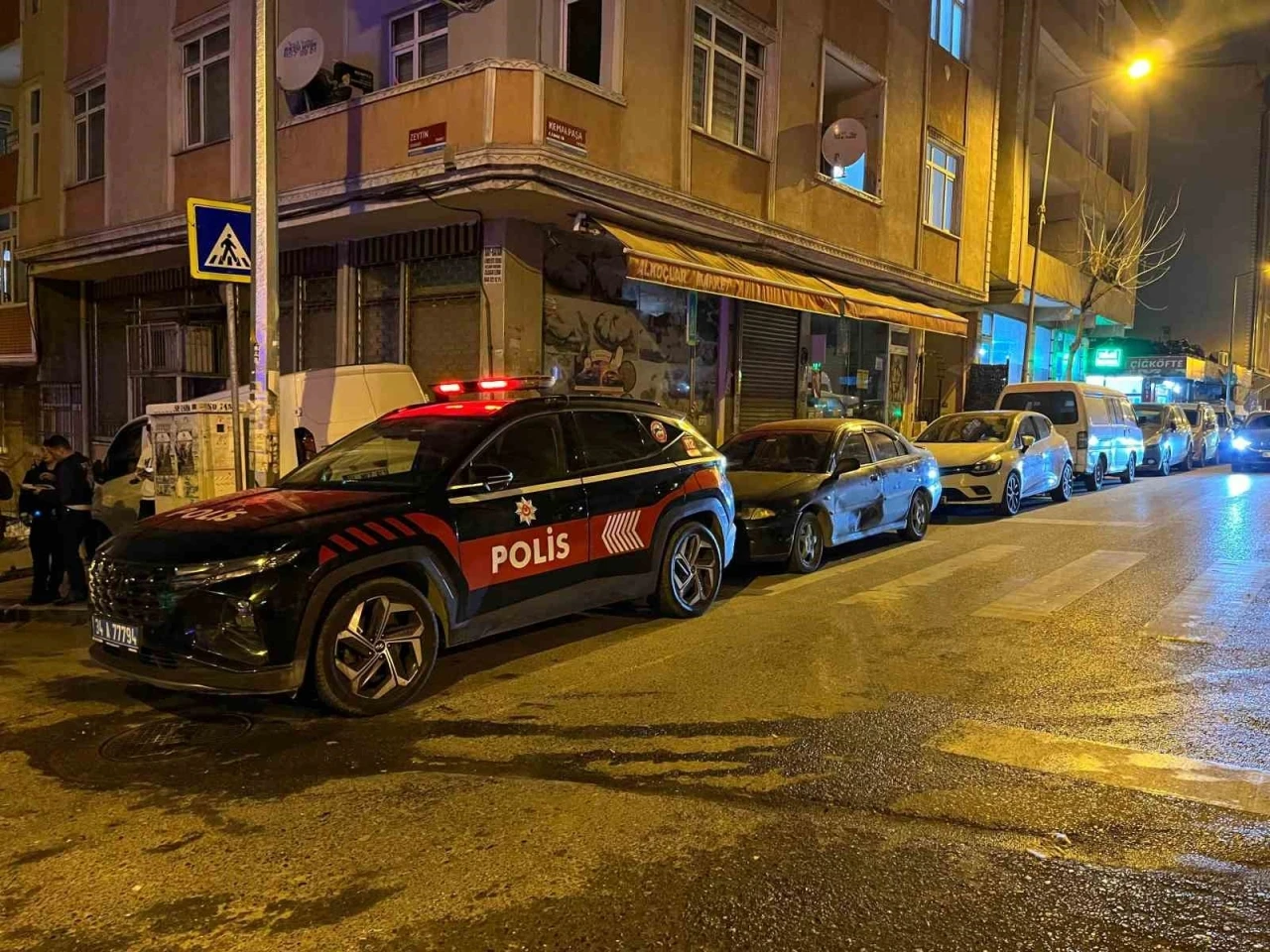 Küçükçekmece’de cadde ortasında silahlı saldırı: 1 yaralı
