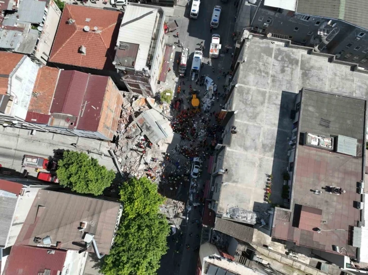Küçükçekmece’de çöken 3 katlı binanın bulunduğu alan havadan görüntülendi
