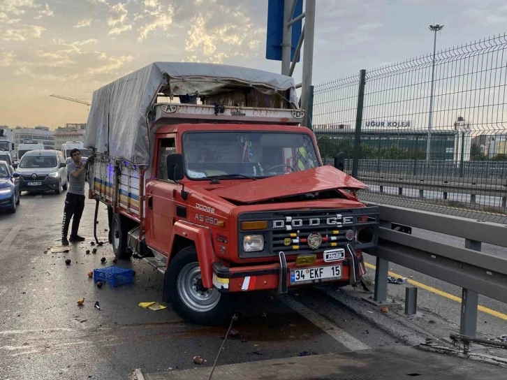 Küçükçekmece’de otomobil, meyve yüklü kamyonete arkadan çarptı: 2 ölü
