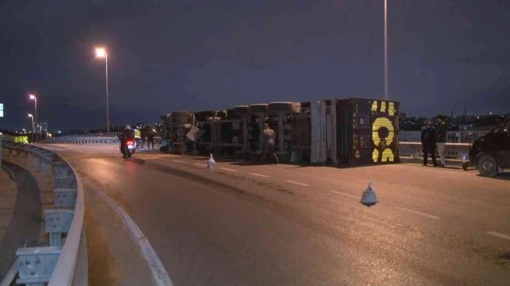 Küçükçekmece’de tır devrildi, sürücüsü burnu bile kanamadan kurtuldu
