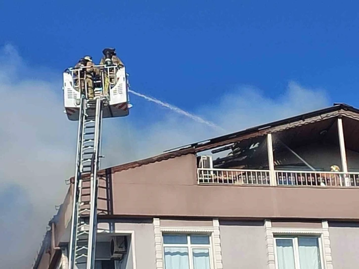 Küçükçekmece’de ’tuşlu telefon alınmasına kızdı’ evi yaktı
