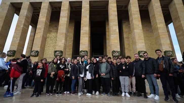 Küçükçekmeceli 100 genç Anıtkabir’i ziyaret etti
