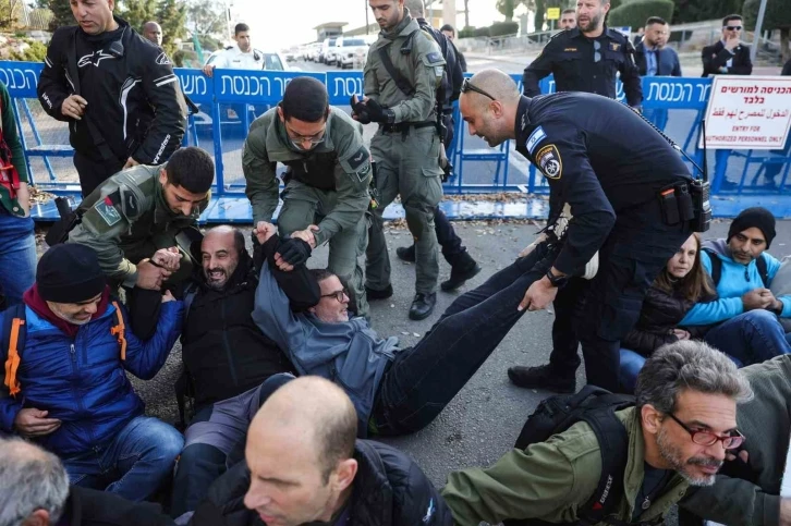 Kudüs’te esir yakınlarından Knesset’in önünde “acil seçim çağrısı”
