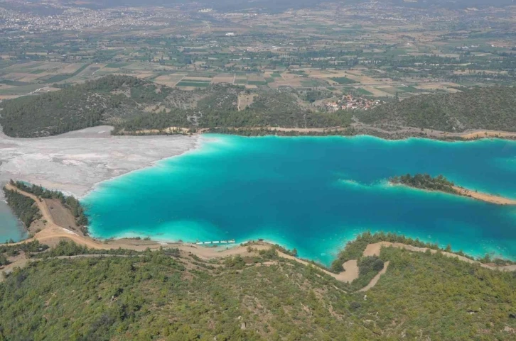 Kül gölü fotoğrafçıların ilgi odağı oldu
