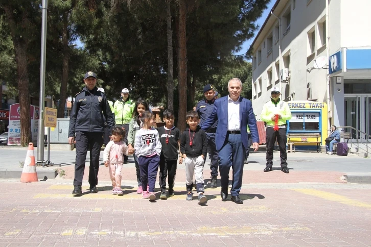 Kula’da “Yayalar için 5 adımda güvenli trafik” uygulaması yapıldı
