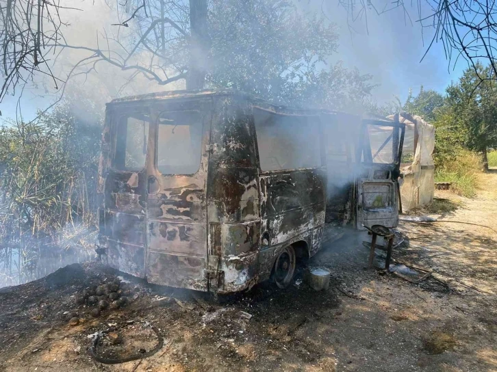 Kullanılmayan araçta başlayan yangın Sazlık alana sıçradı
