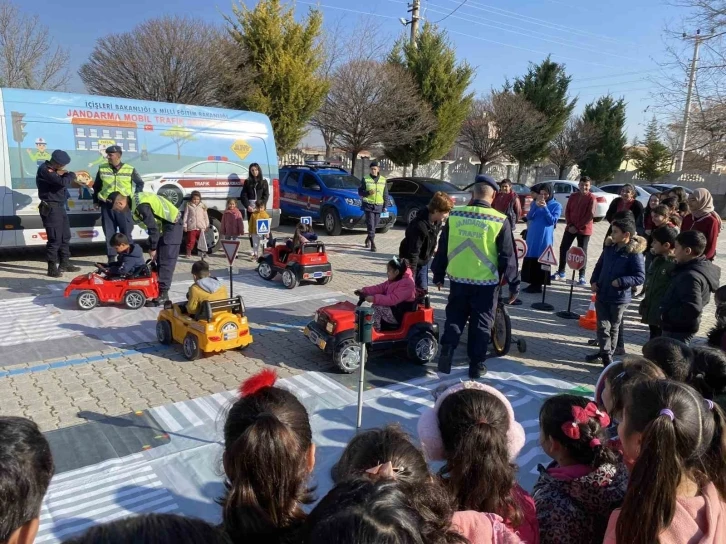 Kulu’da jandarmadan öğrencilere trafik eğitimi
