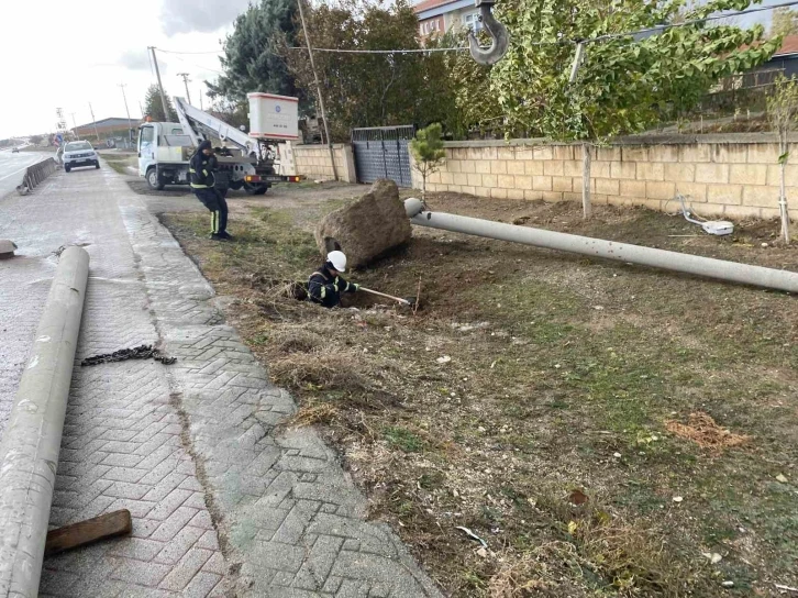 Kulu’da şiddetli rüzgar elektrik direğini devirdi
