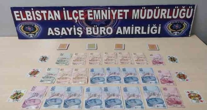 Kumar oynarken suçüstü yakalanan 4 kişiye 7 bin 276 lira ceza