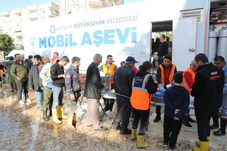 Kumluca’da gıda ve eşya temini ile hasar tespitleri yapılıyor
