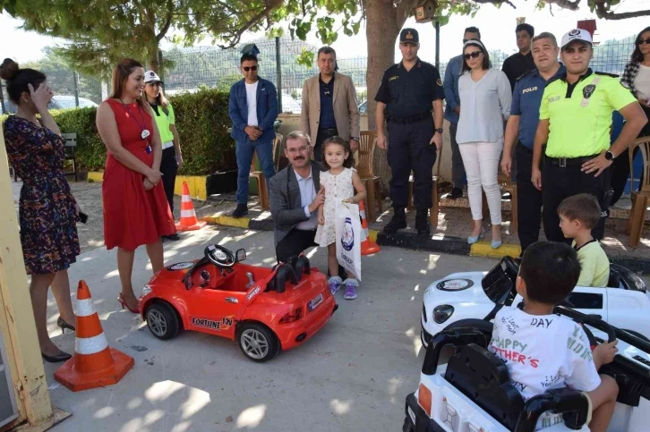 Kumluca’da minik öğrencilere akülü arabalarla uygulamalı trafik eğitimi verildi
