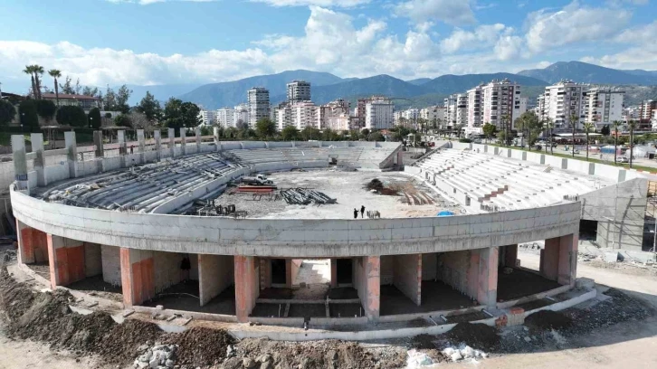 Kumluca’nın yeni simgesi Atatürk Stadyumu hızla yükseliyor
