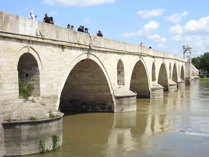 Kuraklık sebebiyle dibi gören Tunca Nehri’nin seviyesi yağışlarla 5 kat arttı
