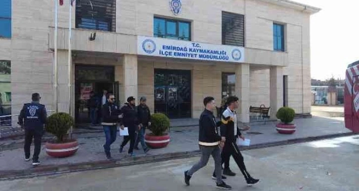 Kürek ve palalarla birbirlerine saldıran 14 kişiyi polis yakaladı