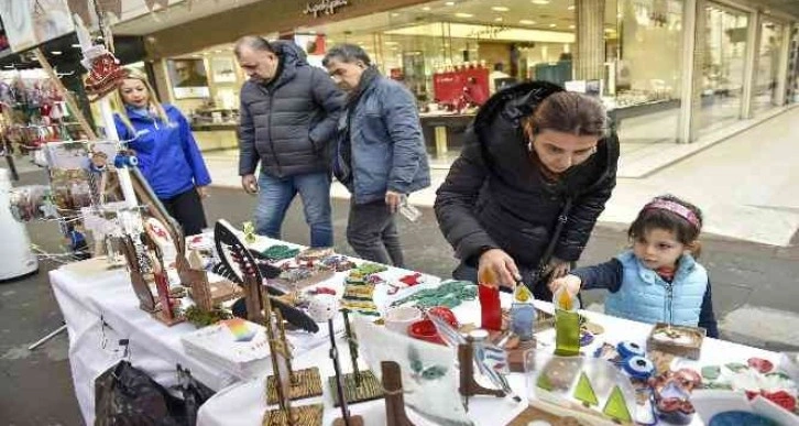 Kursiyerlerin ürettiği ürünler sergileniyor