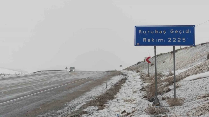 Kurubaş ve Güzeldere Geçidi’nde kar ve sis etkili oluyor
