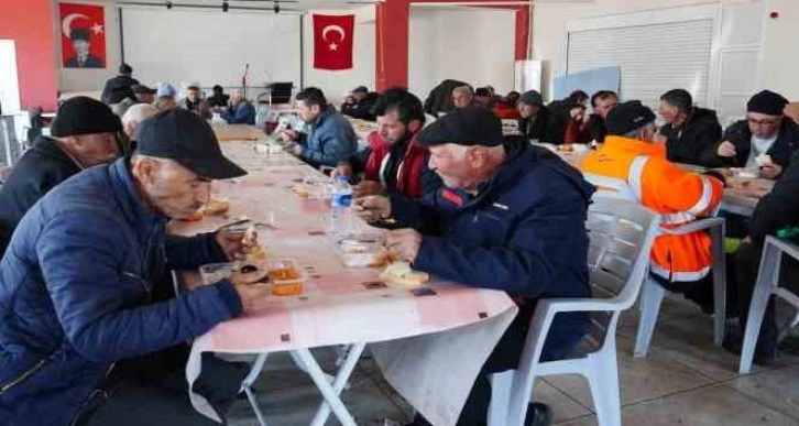 Kurulan aşevleriyle vatandaşlara sıcak yemek hizmeti veriliyor