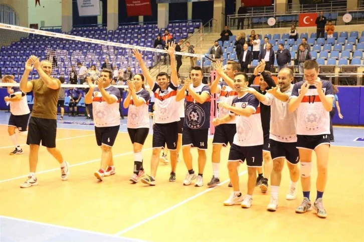 Kurumlararası Voleybol Turnuvası’nda İl Emniyet Müdürlüğü şampiyon oldu
