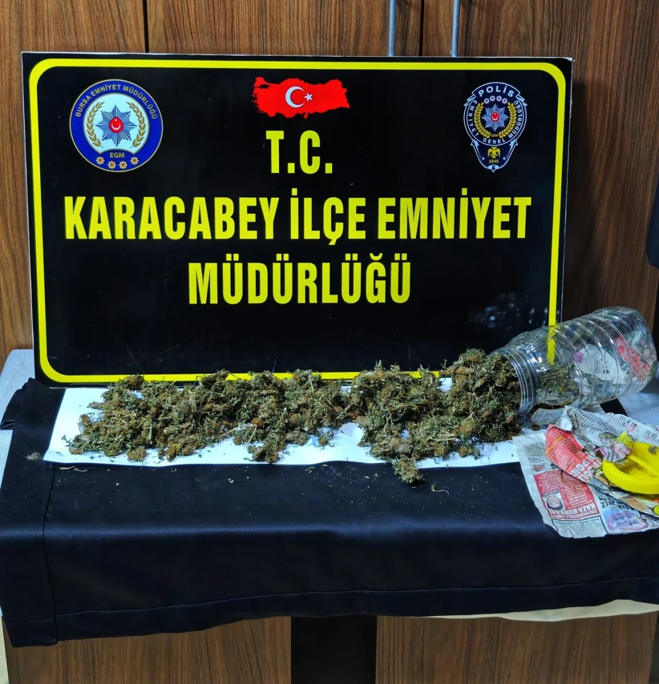 Kuş kümesinde uyuşturucuya polis baskını
