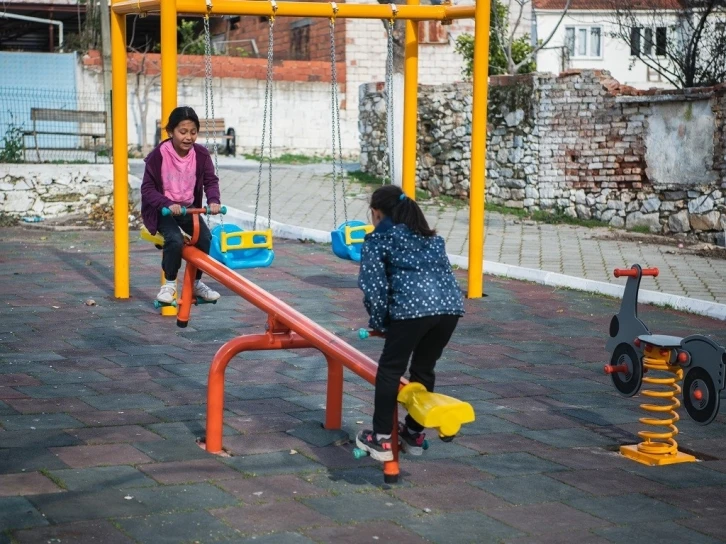 Kuşadalı çocuklar yeni parklardan memnun
