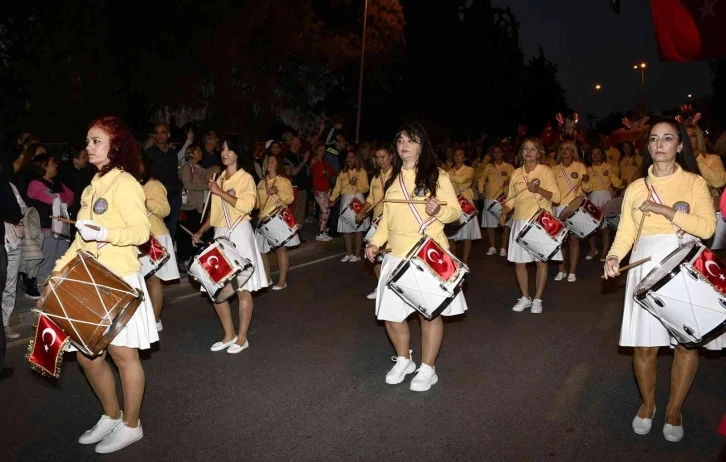 Kuşadası 5 kilometre uzunluğundaki kortej ile cumhuriyet için yürüdü
