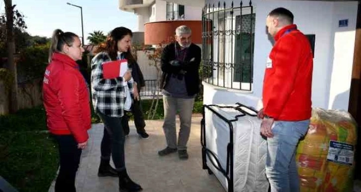 Kuşadası Belediyesi ilçeye gelen depremzedelere yardım malzemesi desteğinde bulunuyor