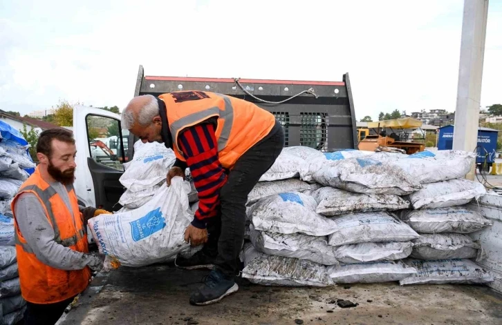 Kuşadası Belediyesi’nden ihtiyaç sahibi ailelere yakacak yardımı
